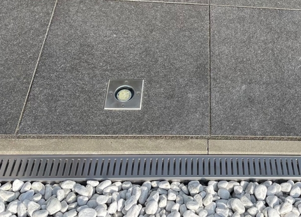 Entwässerungsrinne Edelstahl 1 Meter superflach mit Ablaufstutzen Rost Schlitzdesign, System 35/80